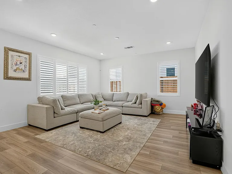 486 N Cloverdale Pl — Photo 8