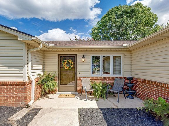 3rd image of 101 Lakeside Ct