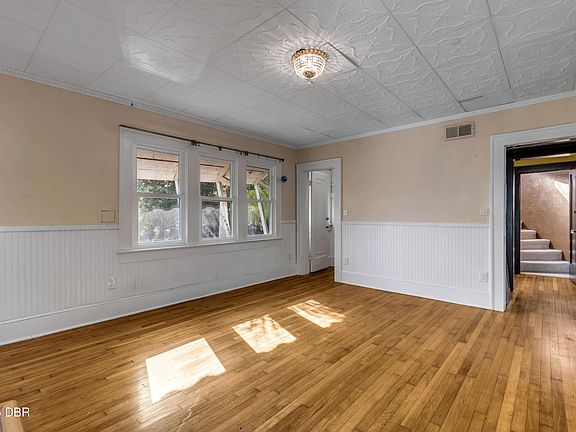 20th image of 688 Alcazar Ave