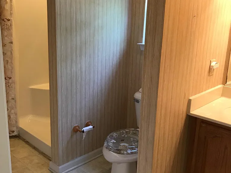 Jack & Jill Bathroom for bedrooms 3 & 4
