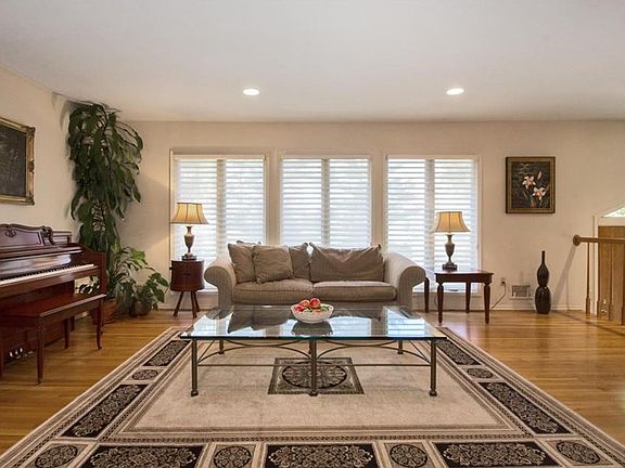 4th image of 404 Cedar Dr W