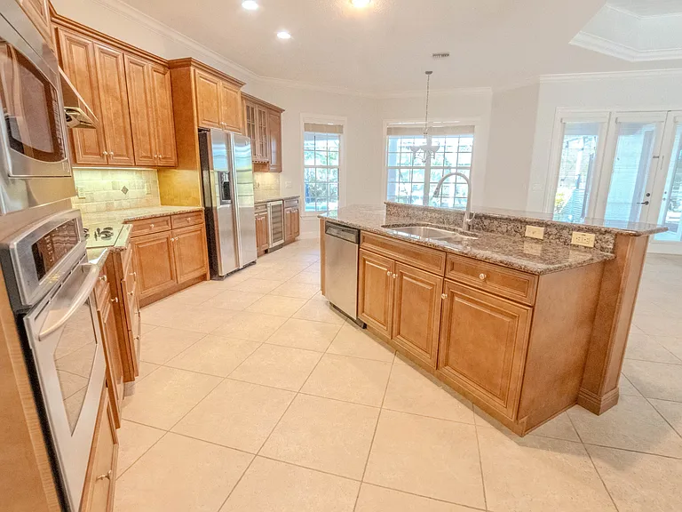 8122 Whitford Ct — Photo 4