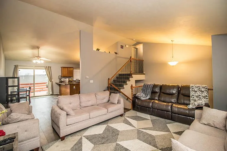 3 bed, 1858 sqft, $2,200 — Photo 3