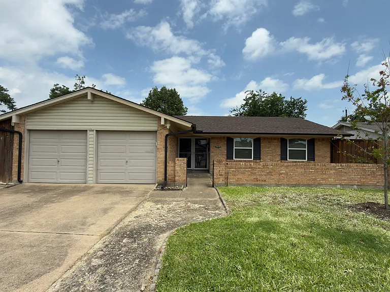 4613 Danville Dr — Photo 1