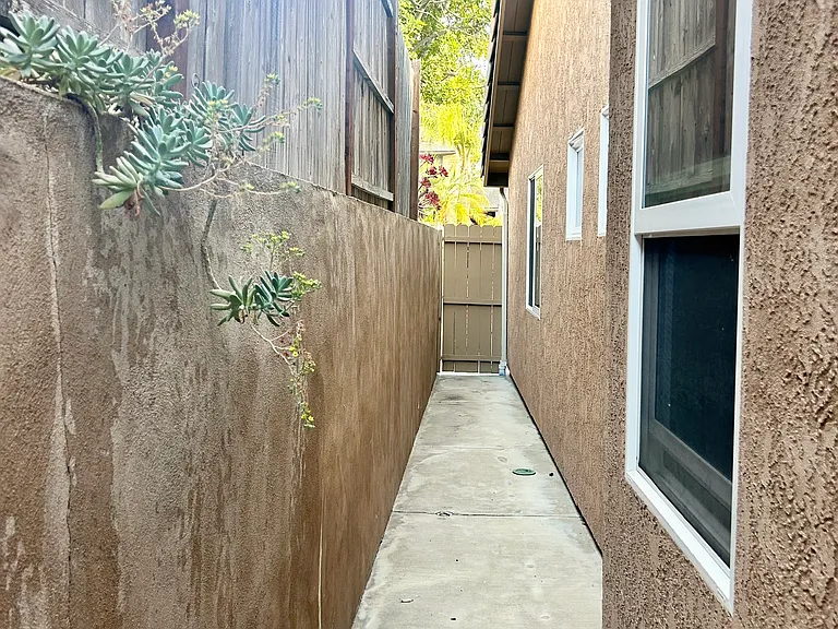 Corridor on the side of the house. Lots of privacy.