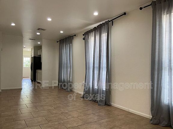 4th image of 2517 E 4th St