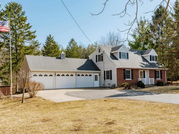 W359N6972 Brown STREET, Oconomowoc, WI 53066