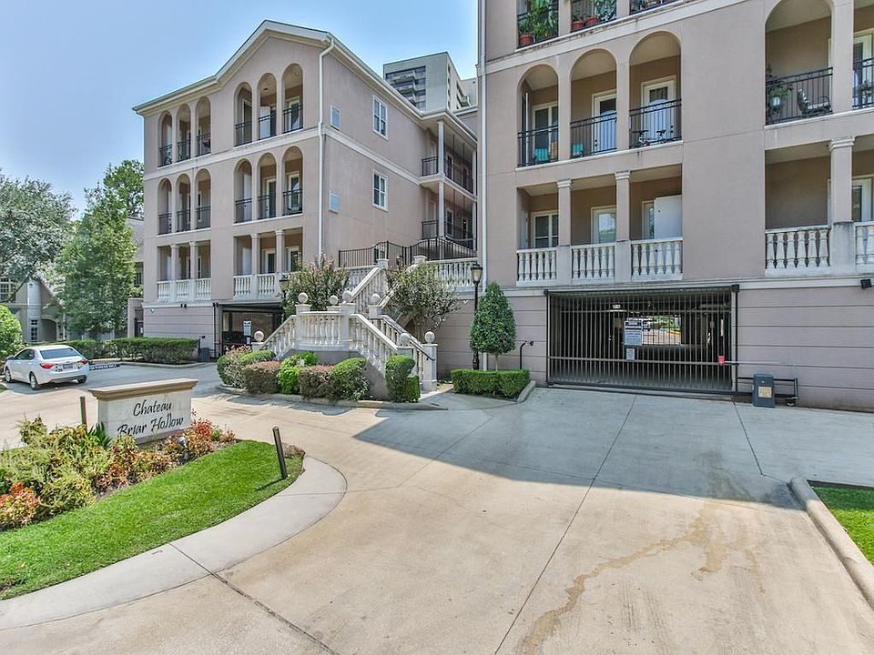 2 bedroom condo in beautiful and convenient location.