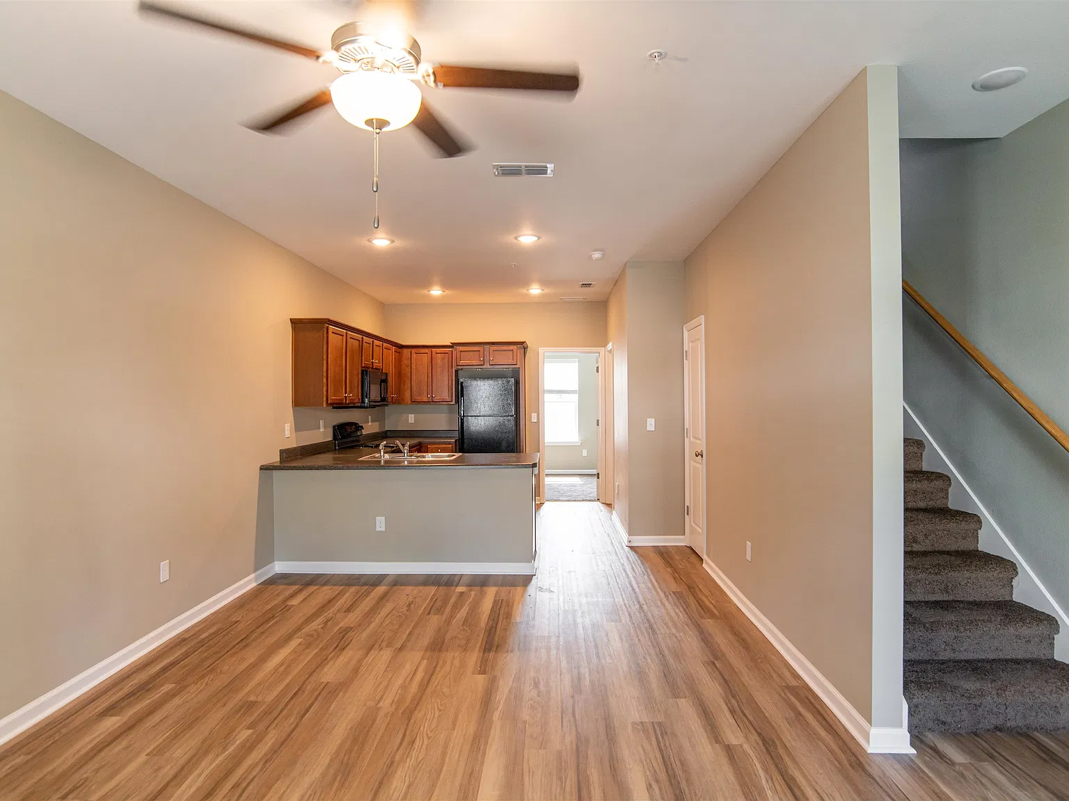 3 bed, 3.0 bath, 1280 sqft, $1,500 — Photo 2