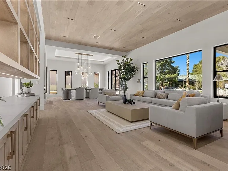 2401 Driftwood Dr — Photo 11