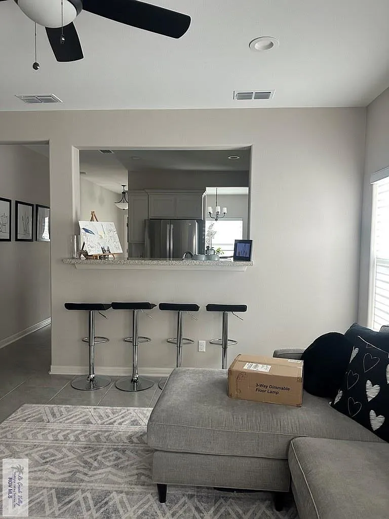 3 bed, 2.0 bath, 1330 sqft, $2,400 — Photo 4