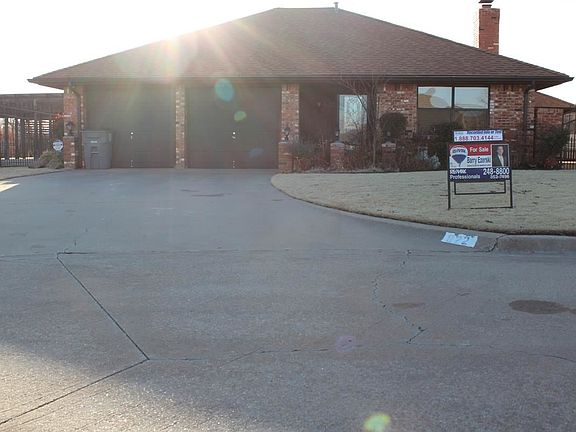 3rd image of 622 NW Waterford Dr