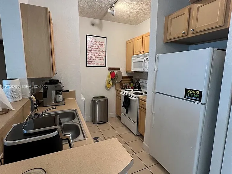 6001 SW 70th St #421 — Photo 3