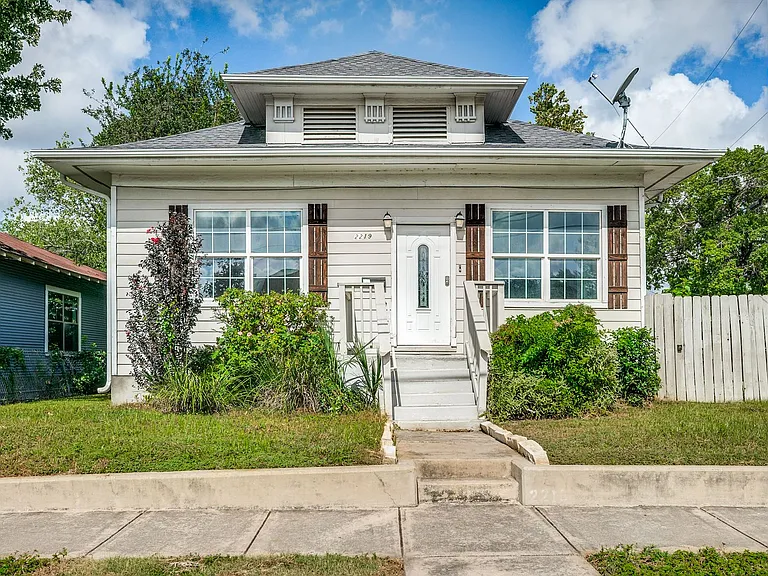 2219 N Flores St — Photo 1