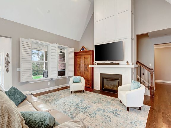 3rd image of 2689 Hargate Dr