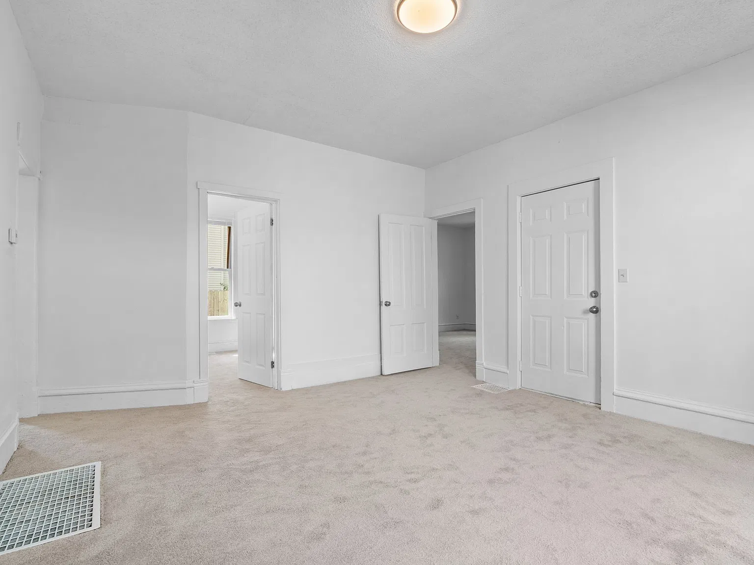 3 bed, 1000 sqft, $1,800 — Photo 1