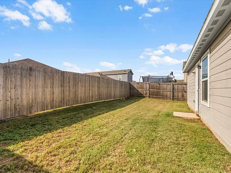 1412 Silver Oak Ln — Photo 6