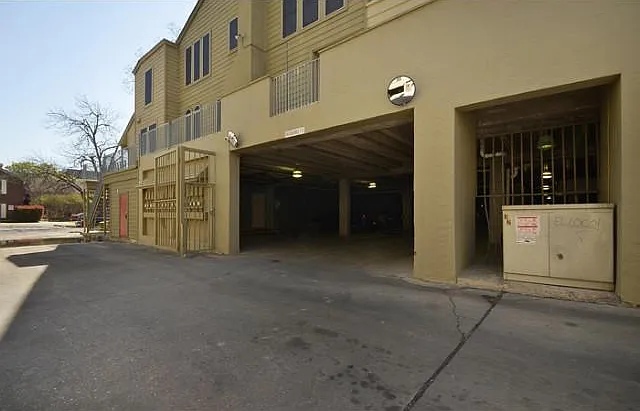 Infamous Orange tree condos. 2 blocks from campus hard wood floors washer and dryer — Photo 2