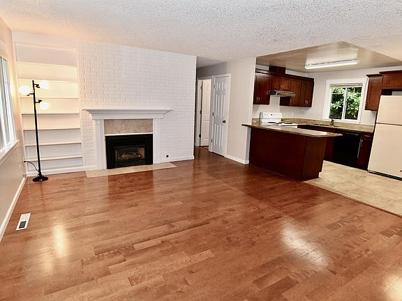 Living Area - 16'5" x 14'3"