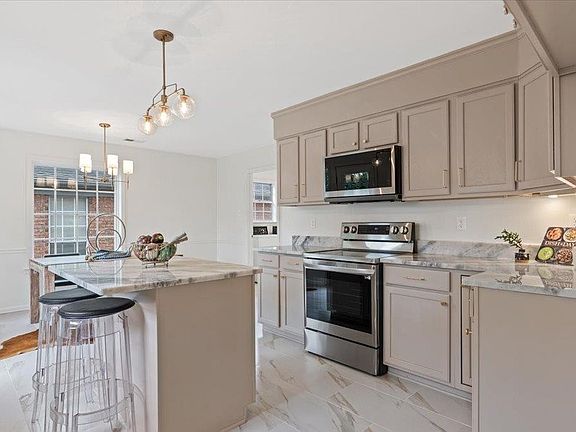 3rd image of 3620 Gillia Cir E