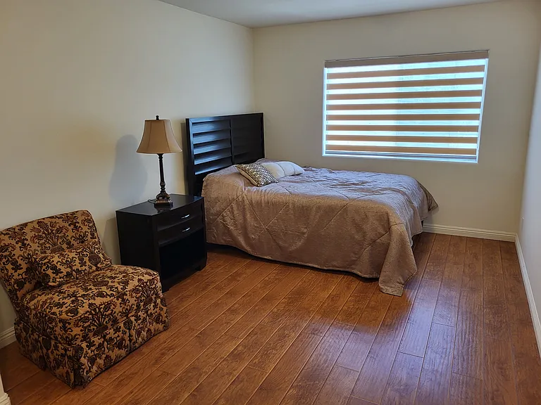 924 E Tujunga Ave — Photo 7