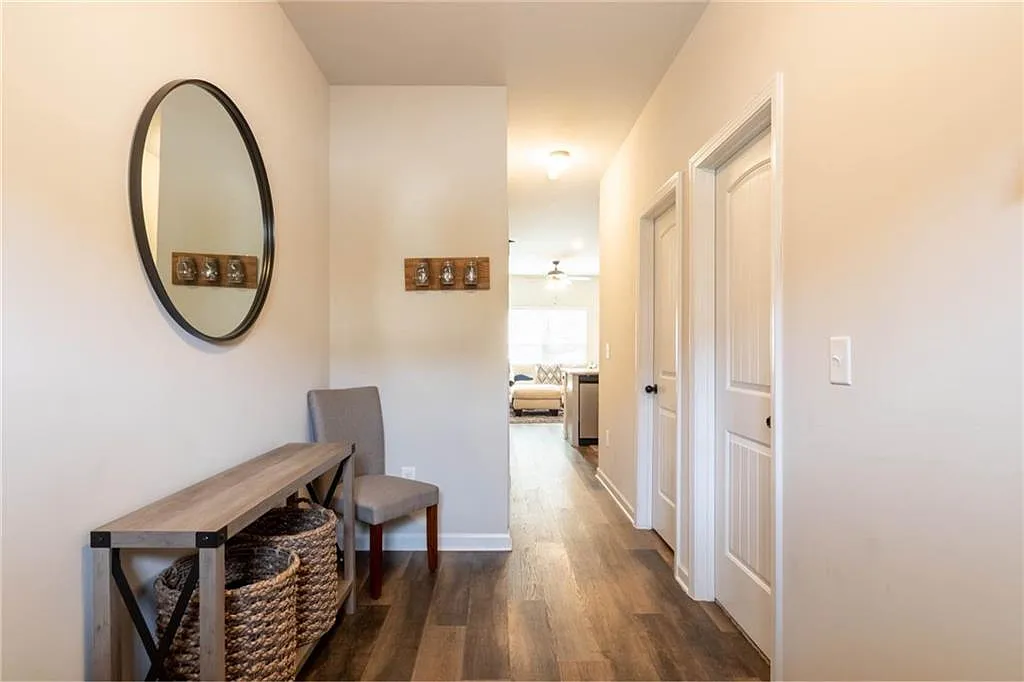 3 bed, 3.0 bath, 1564 sqft, $2,300 — Photo 2