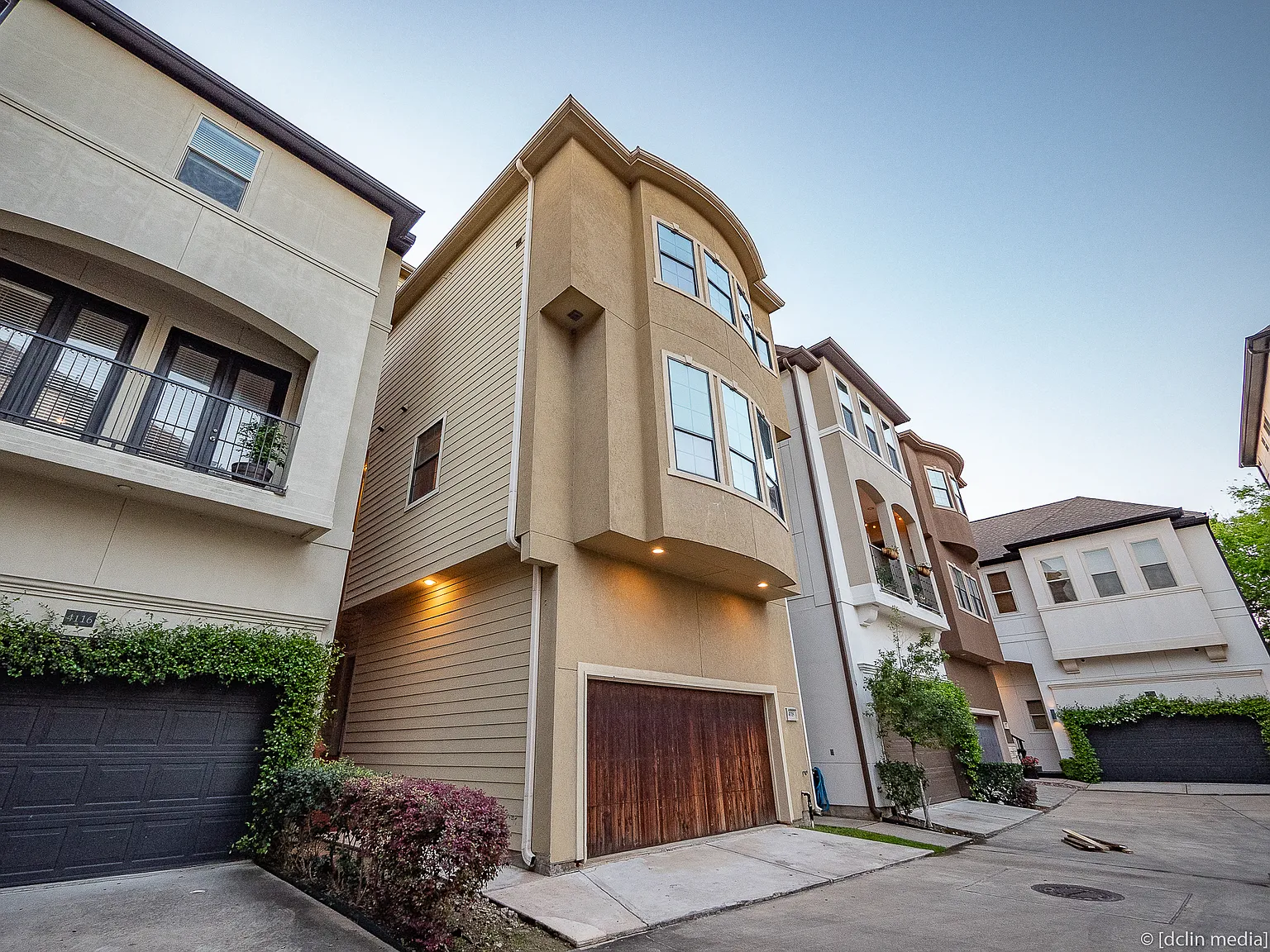 3 bed, 3.5 bath, 2339 sqft, $3,300 — Photo 1
