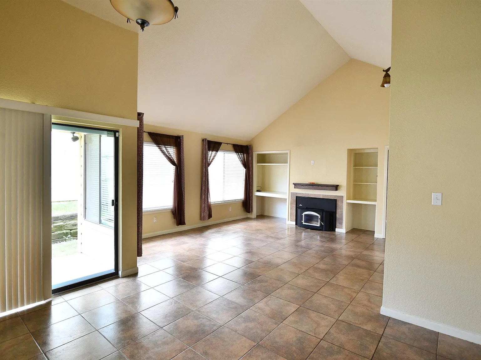 1 bed, 1.0 bath, 855 sqft, $1,200 — Photo 2