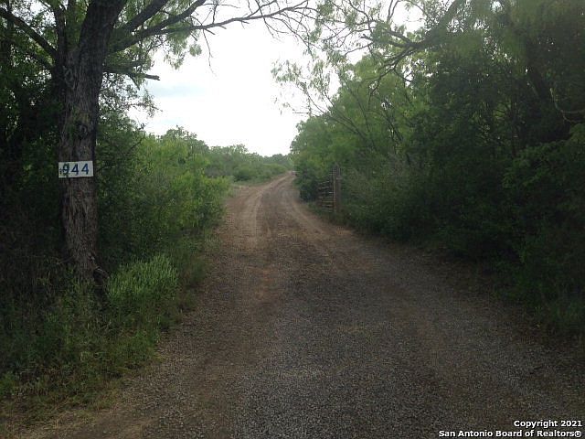 2nd image of 944 N FM 1049