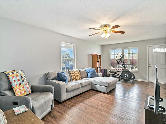 3rd image of 604 Shetland Dr