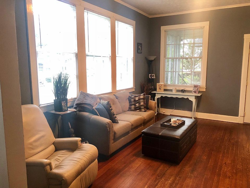 Spacious living room 