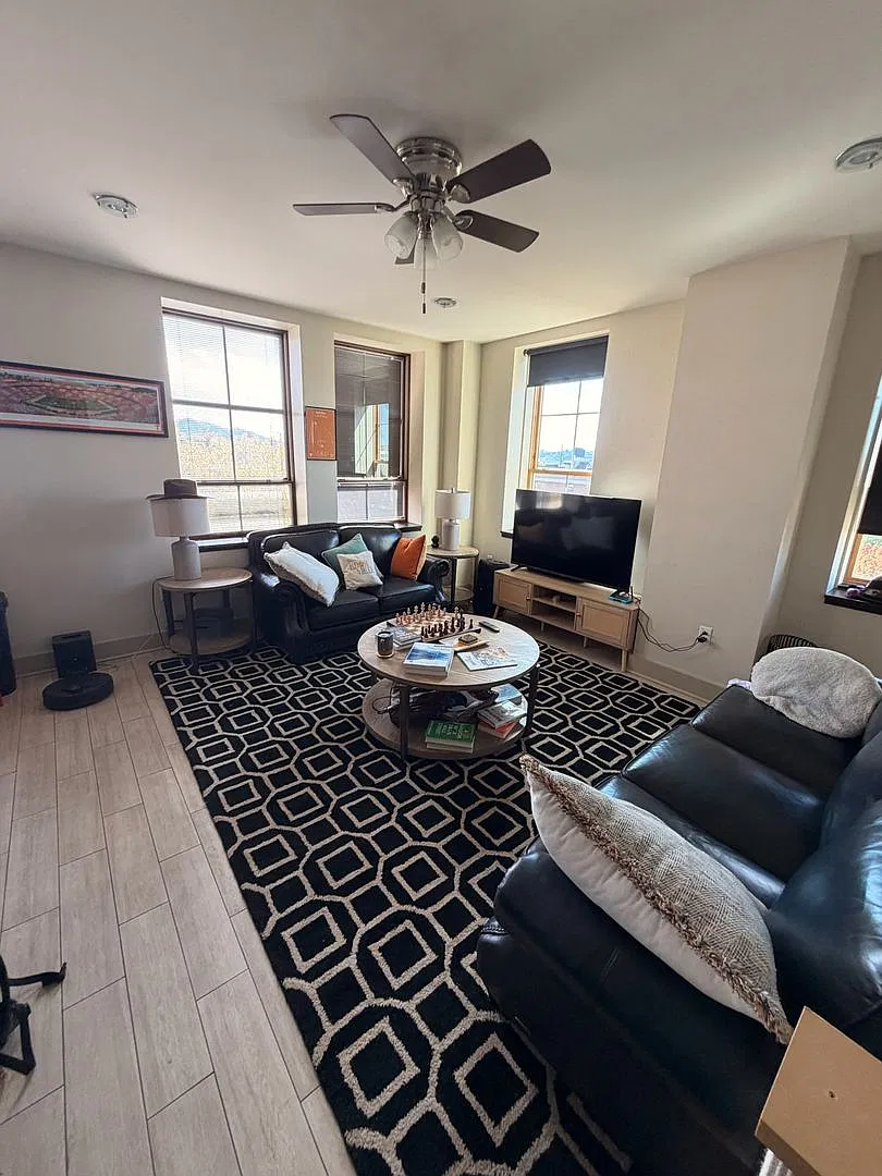 $2500 Per Month -Medical Arts Building - 2 Bedroom/2 Bath- Downtown Condo! With Assigned Parking.... — Photo 3