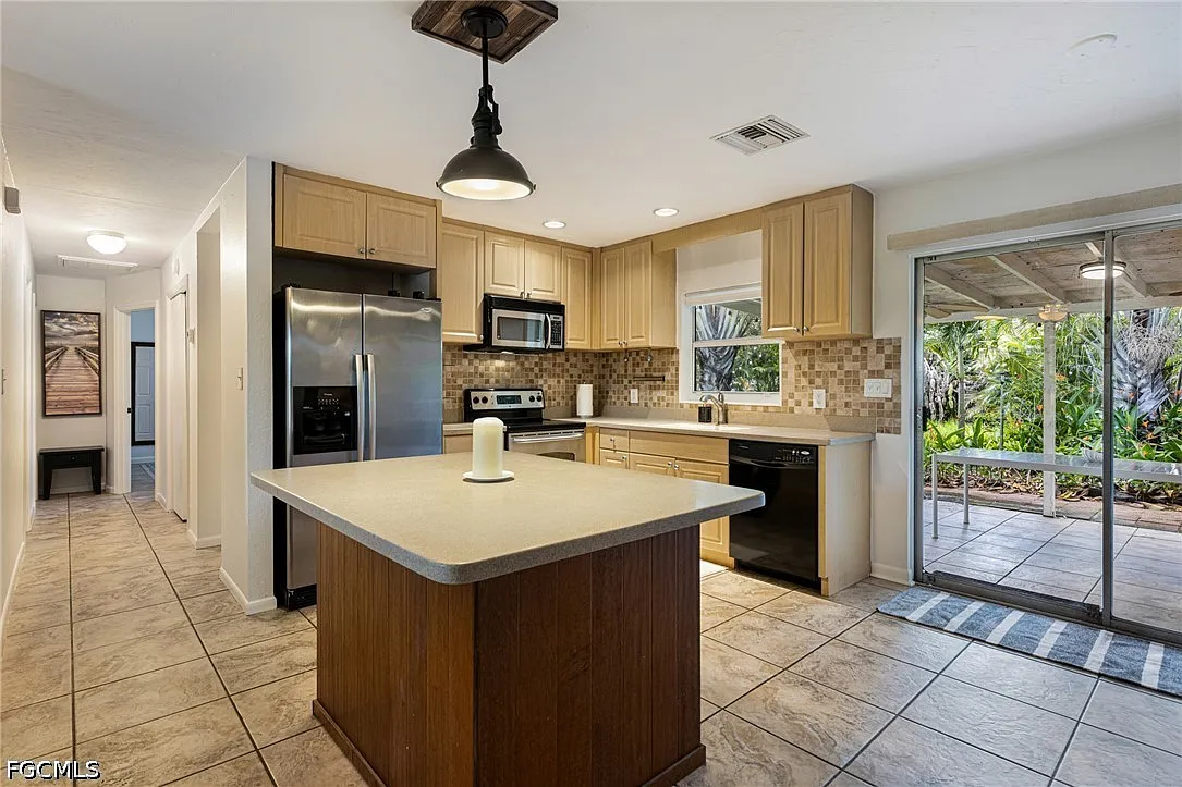 3 bed, 2.0 bath, 1308 sqft, $2,300 — Photo 2