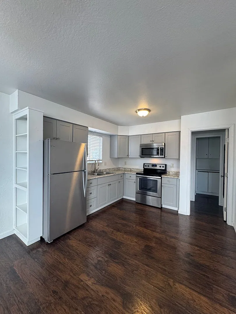 Locust Apartments — Photo 1