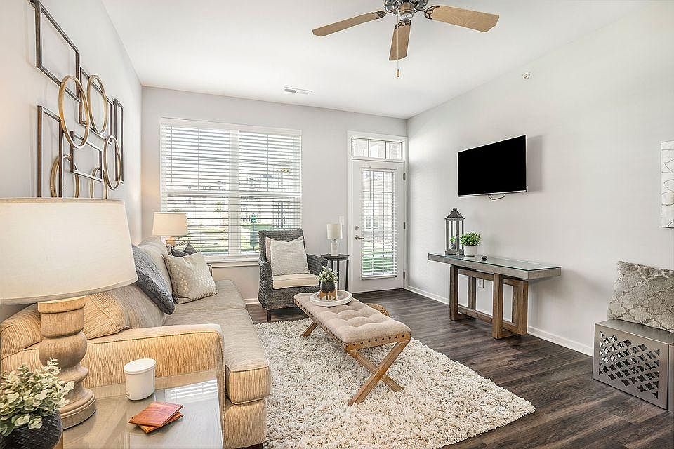 1st image of 376 Beacon Light Cir #304