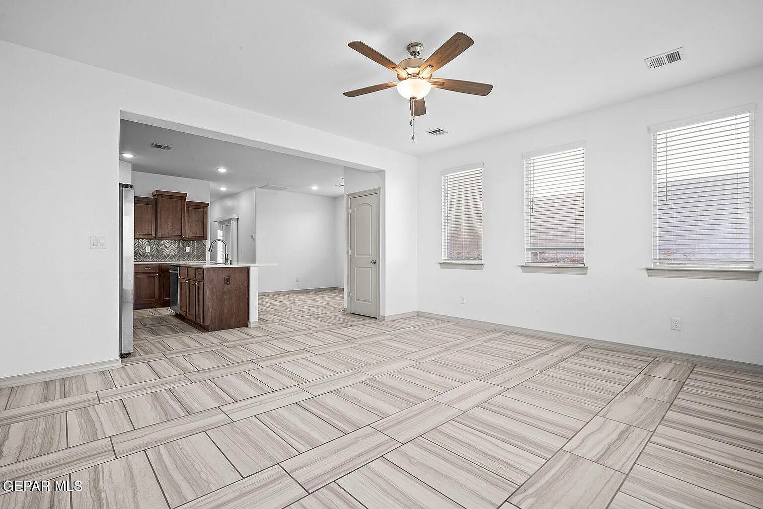 3 bed, 2.5 bath, 2032 sqft, $2,050 — Photo 4