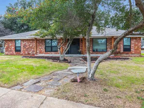 1800 Hilltop Ln, Pantego, TX 76013