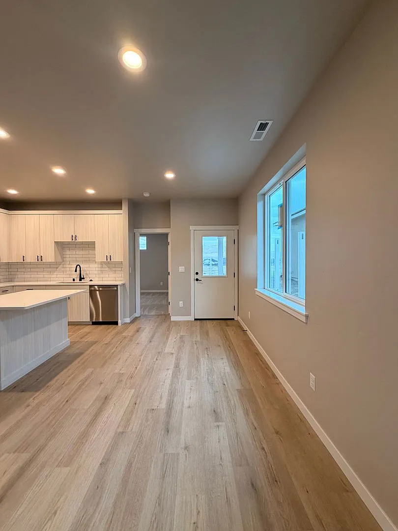 Gorgeous, Brand New 3 bed, 2 ba- South Orchard Location! — Photo 3