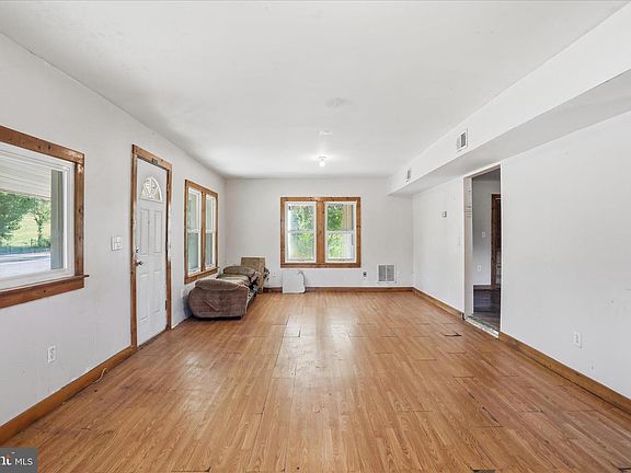 3rd image of 16273 Old Valley Pike