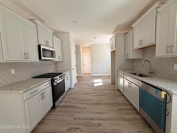 5th image of 995 Holly Road