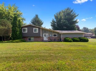 3520 Tara Dr, Highland, MI 48356
