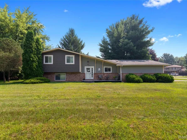 3520 Tara Dr, Highland, MI 48356