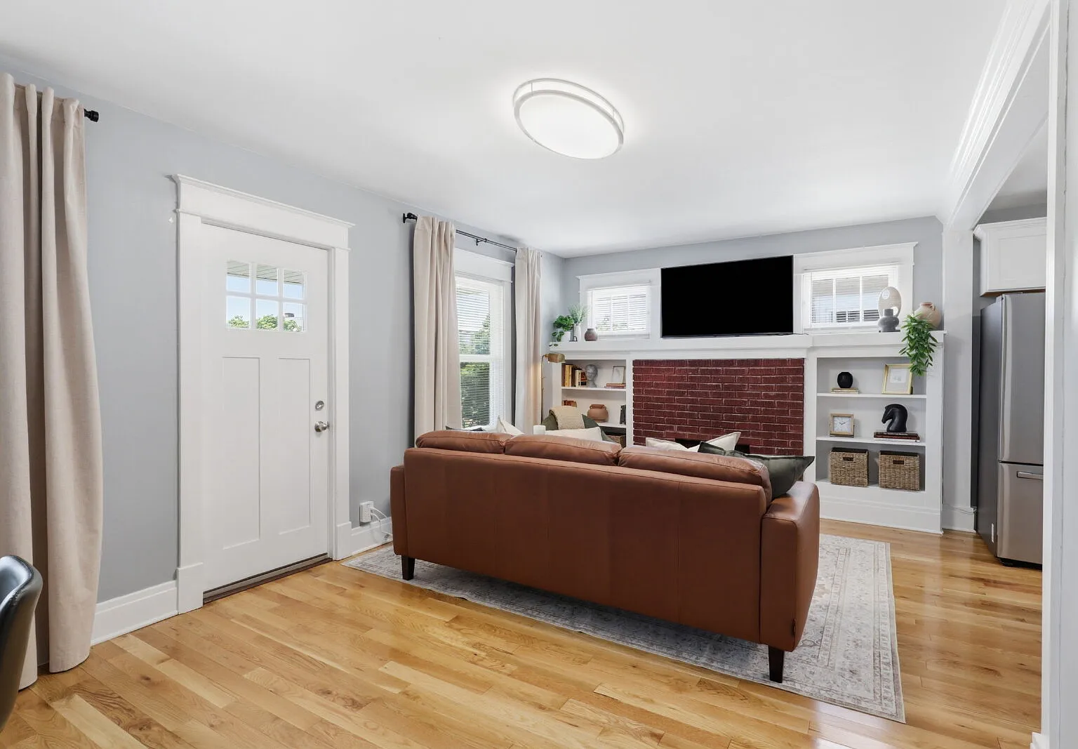 3 bed, 2.0 bath, 2432 sqft, $4,000 — Photo 4