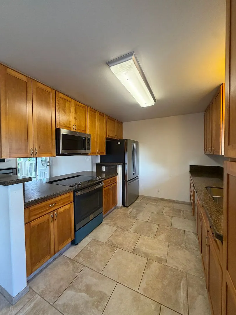 4 Bdrm/3bath Partially Furnished — Photo 2