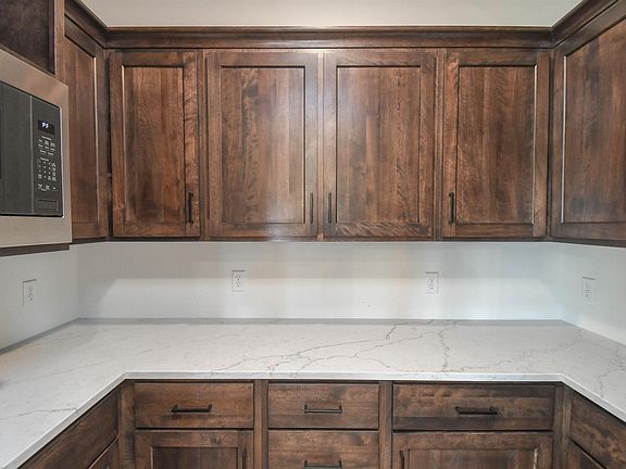 5th image of 818 Almond Ave