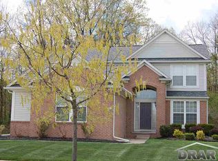 27301 W Mockingbird Dr, Flat Rock, MI 48134