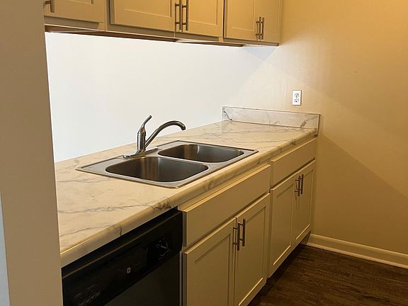 5th image of 6296 Village Green Cir #2