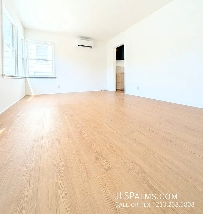 Vintage 1 Bed W/Hardwood Floors & New AC! — Photo 4