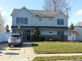 78 Bobolink Ln, Levittown, NY 11756