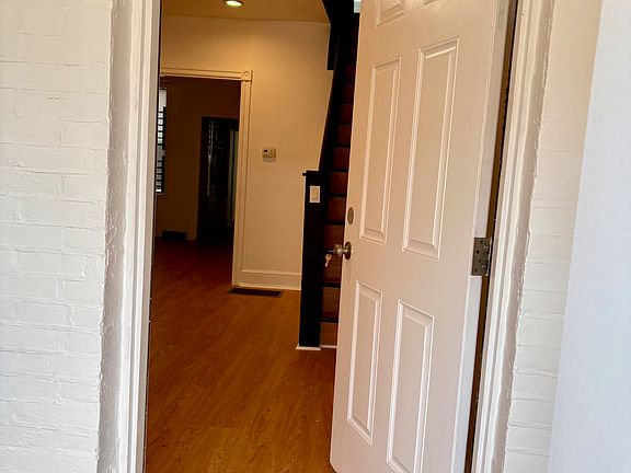 3rd image of 832 Vandever Ave